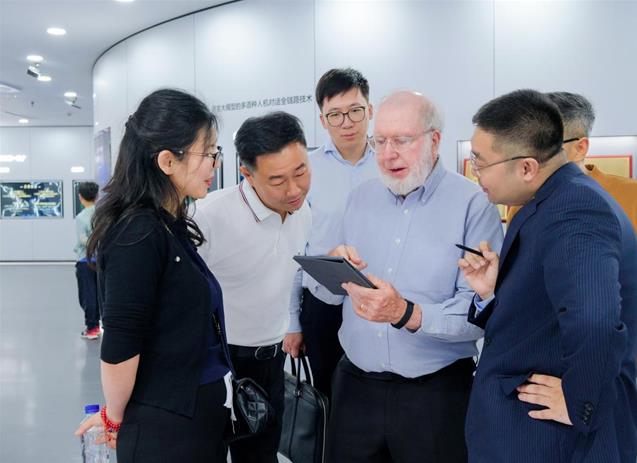 “硅谷精神之父”凱文凱利到訪思必馳，智慧辦公產(chǎn)品成AI應(yīng)用新亮點(diǎn)